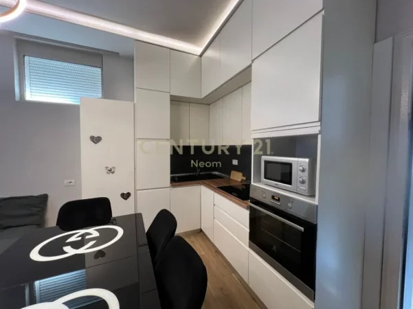 Tirane, jepet me qera apartament 1+1 Kati 1, 56 m² 550 € (liqeni i thate)