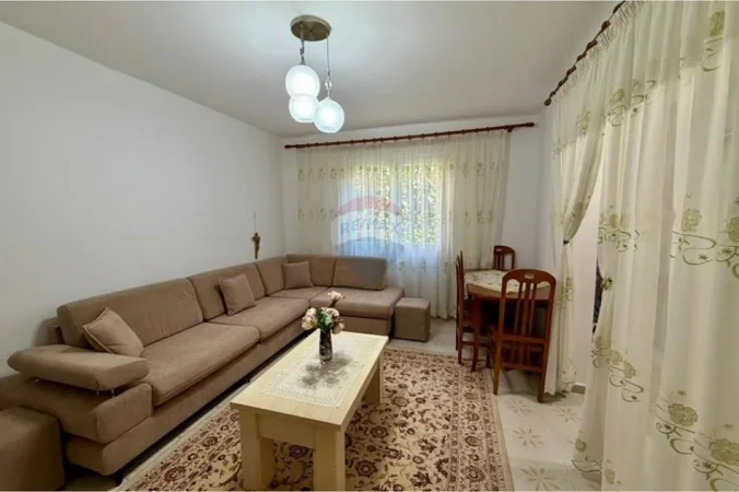 Tirane, jepet me qera apartament 2+1 Kati 1, 85 m² 470 € (Kombinat)