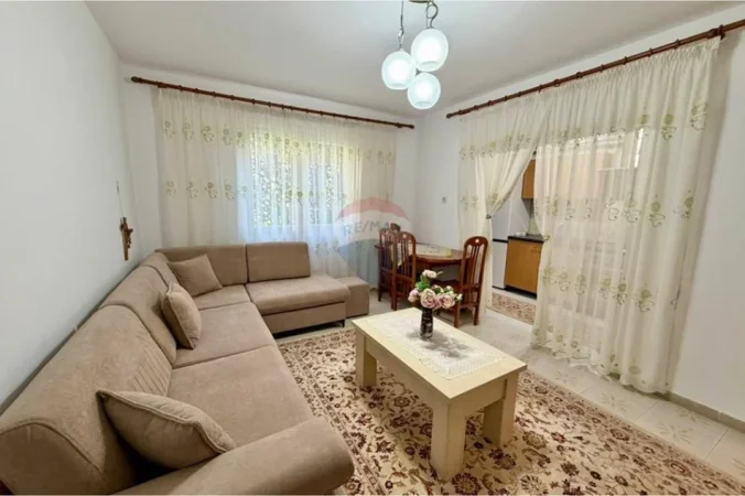 Tirane, jepet me qera apartament 2+1 Kati 1, 85 m² 470 € (Kombinat)