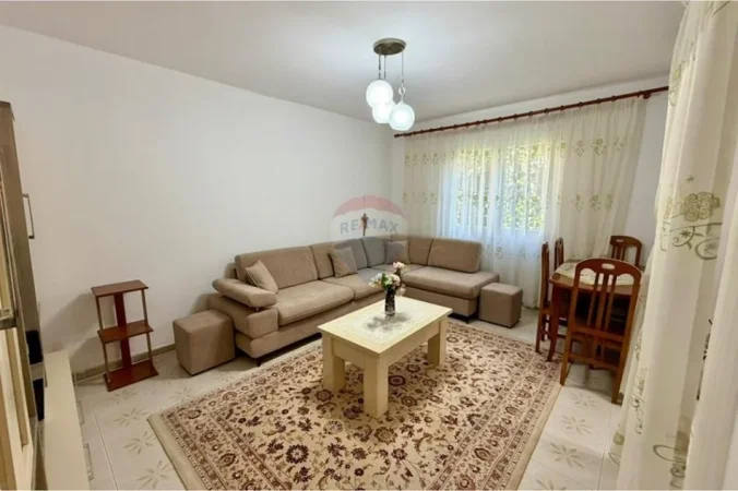 Tirane, jepet me qera apartament 2+1 Kati 1, 85 m² 470 € (Kombinat)
