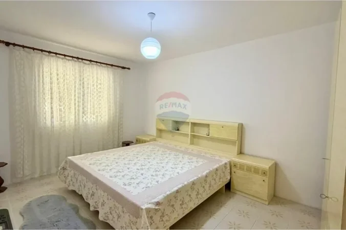 Tirane, jepet me qera apartament 2+1 Kati 1, 85 m² 470 € (Kombinat)