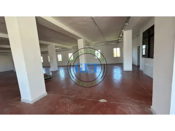 Durres, jepet me qera ambjent biznesi Kati 2, 400 m² 2.500 € (Shkozet)