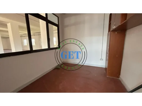 Durres, jepet me qera ambjent biznesi Kati 2, 400 m² 2.500 € (Shkozet)