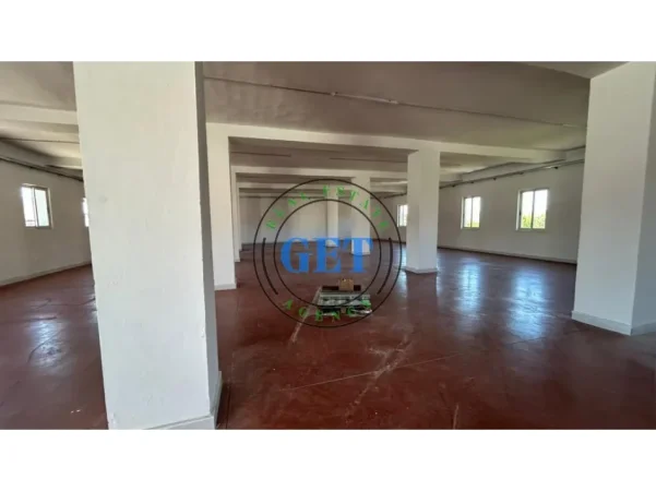 Durres, jepet me qera ambjent biznesi Kati 2, 400 m² 2.500 € (Shkozet)