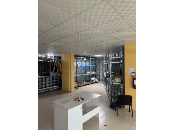 Durres, jepet me qera ambjent biznesi Kati 2, 1.300 m² 5.000 € (Ish Kënet)