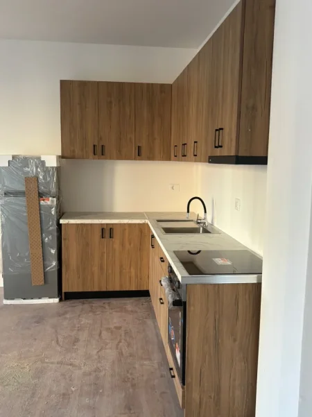 Tirane, jepet me qera apartament 1+1+Aneks+Ballkon Kati 2, 70 m² 400 € (paskuqan)