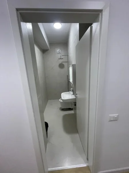 Tirane, jepet me qera apartament 1+1 Kati 9, 60 m² 380 € (ALI DEMI)