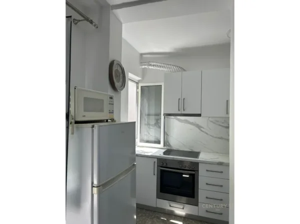 Tirane, jepet me qera apartament 2+1 Kati 4, 72 m² 550 € (shkolla e bashkuar)