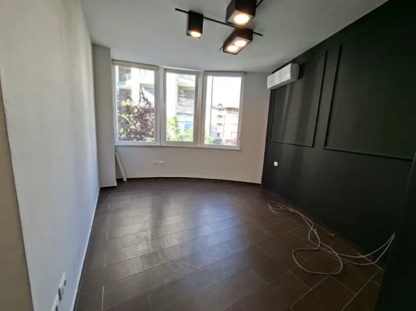 🏠 Me Qera Amb. 75m² (📍Rr. Kosovarëve / Hotel Dinasty )🔥Super vendndodhje || Gati për biznesin tuaj ✨️ 850€ Neto / Muaj 💶