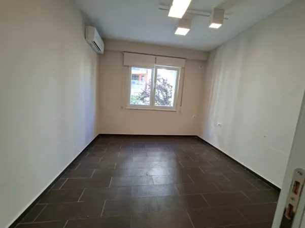 🏠 Me Qera Amb. 75m² (📍Rr. Kosovarëve / Hotel Dinasty )🔥Super vendndodhje || Gati për biznesin tuaj ✨️ 850€ Neto / Muaj 💶
