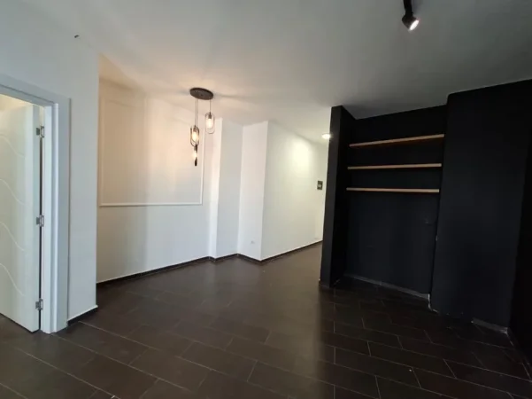 🏠 Me Qera Amb. 75m² (📍Rr. Kosovarëve / Hotel Dinasty )🔥Super vendndodhje || Gati për biznesin tuaj ✨️ 850€ Neto / Muaj 💶