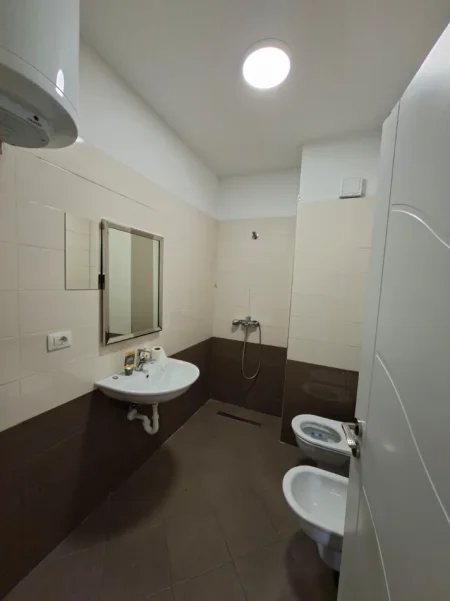 🏠 Me Qera Amb. 75m² (📍Rr. Kosovarëve / Hotel Dinasty )🔥Super vendndodhje || Gati për biznesin tuaj ✨️ 850€ Neto / Muaj 💶