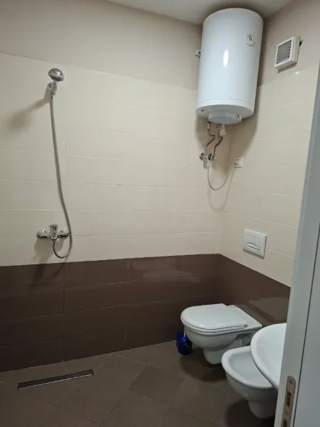 🏠 Me Qera Amb. 75m² (📍Rr. Kosovarëve / Hotel Dinasty )🔥Super vendndodhje || Gati për biznesin tuaj ✨️ 850€ Neto / Muaj 💶