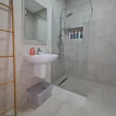 Tirane, jepet me qera apartament 1+1+Ballkon , 75 m² 700 € (Kompleksi Delijorgji)