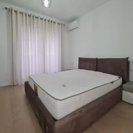 Tirane, jepet me qera apartament 1+1+Ballkon , 75 m² 700 € (Kompleksi Delijorgji)
