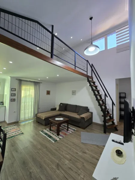 Durres, jepet me qera ambjent biznesi Kati 4, 70 m² 600 € (Dupleks 2 1 Rruga E Durresit)