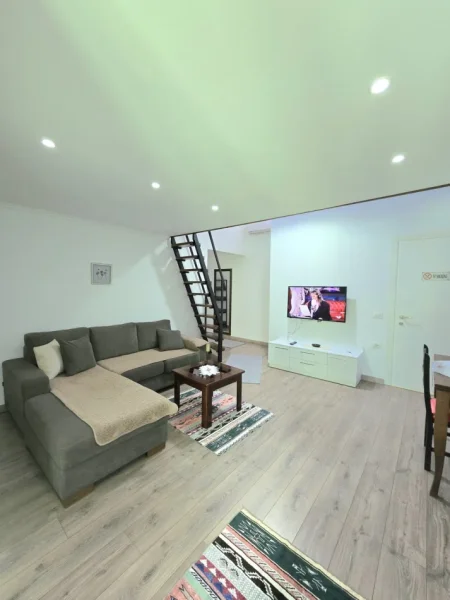 Durres, jepet me qera ambjent biznesi Kati 4, 70 m² 600 € (Dupleks 2 1 Rruga E Durresit)