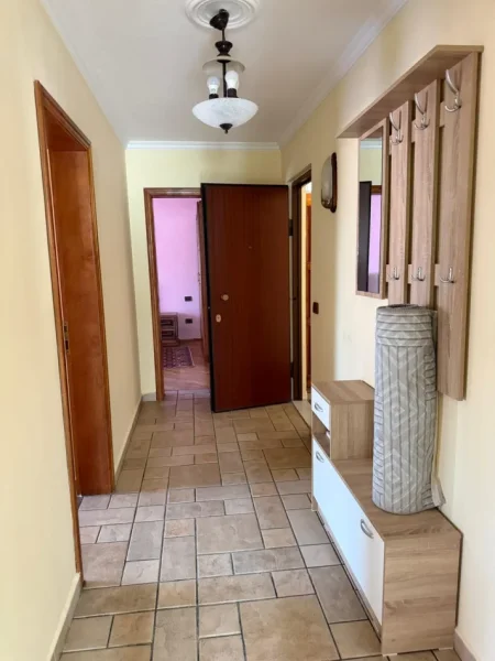 Tirane, jepet me qera apartament 2+1 Kati 3, 85 m² 550 € (Rruga Xhanfize Keko)