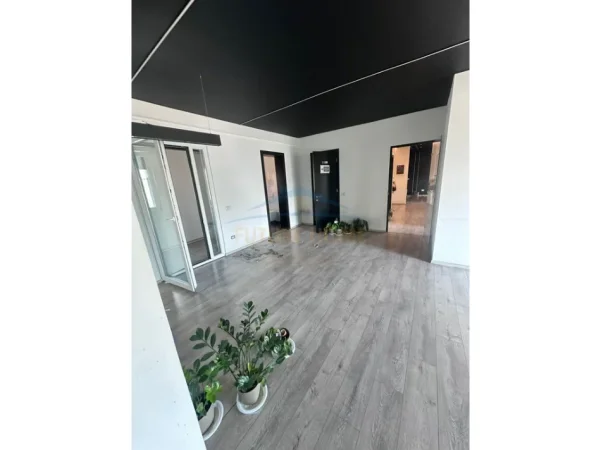Tirane, jepet me qera ambjent biznesi Kati 6, 236 m² 4.000 € (Sheshi Skenderbej)