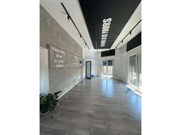 Tirane, jepet me qera ambjent biznesi Kati 6, 236 m² 4.000 € (Sheshi Skenderbej)