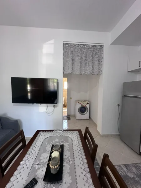 Tirane, jepet me qera apartament 1+1 Kati 1, 65 m² 400 € (astir)