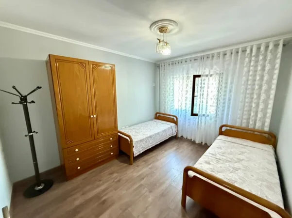 Tirane, shitet apartament 2+1 Kati 2, 205.000 € (kopshti botanik)