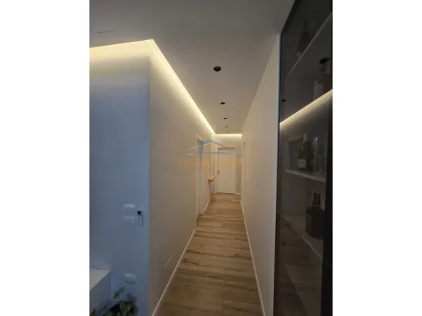 Tirane, shitet apartament 2+1+Ballkon , 250.000 € (PORCELAN)