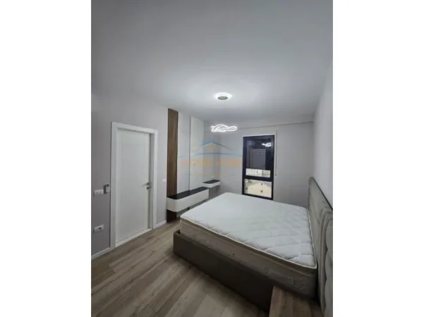 Tirane, shitet apartament 2+1+Ballkon , 250.000 € (PORCELAN)