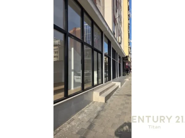 Tirane, jepet me qera ambjent biznesi Kati 0, 38 m² 750 € (Prokuroria)