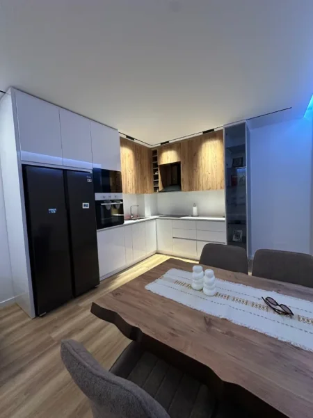 Tirane, shitet apartament 2+1+Ballkon Kati 8, 96 m² 145.000 € (Univers City)