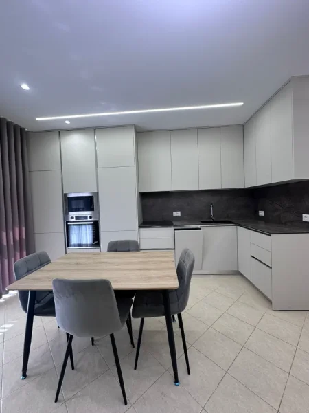 Tirane, jepet me qera apartament 2+1+Ballkon Kati 2, 110 m² 600 € (astir)
