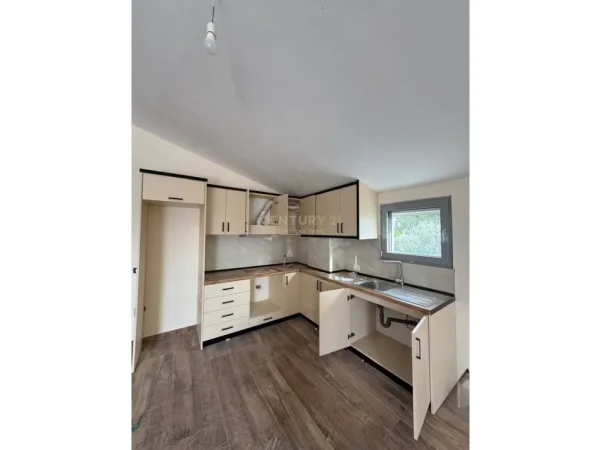 Tirane, jepet me qera apartament 1+1+Ballkon Kati 3, 110 m² 600 € (Liqeni i Farkes)