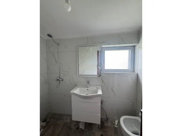 Tirane, jepet me qera apartament 1+1+Ballkon Kati 3, 110 m² 600 € (Liqeni i Farkes)