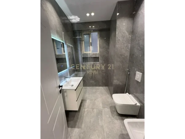 Tirane, jepet me qera apartament 2+1+Ballkon , 120 m² 1.000 € 