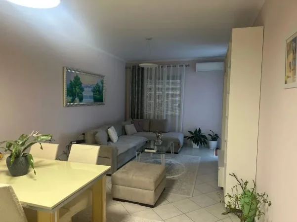 Tirane, jepet me qera apartament 1+1 Kati 8, 64 m² 450 € (Vila L Astir prane Pasticeri Nela)