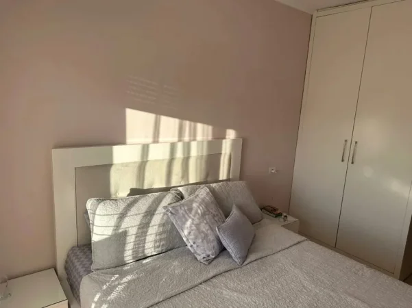 Tirane, jepet me qera apartament 1+1 Kati 8, 64 m² 450 € (Vila L Astir prane Pasticeri Nela)