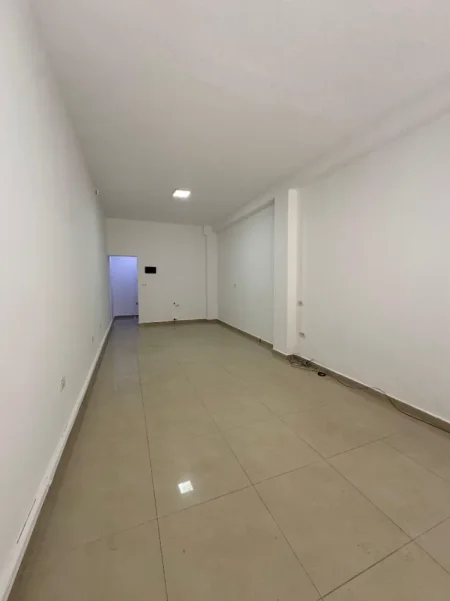Tirane, jepet me qera ambjent biznesi Kati 0, 50 m² 500 € (GJYKATA E RRETHIT TIRANE)