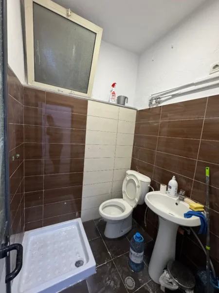 Tirane, jepet me qera ambjent biznesi Kati 0, 50 m² 500 € (GJYKATA E RRETHIT TIRANE)