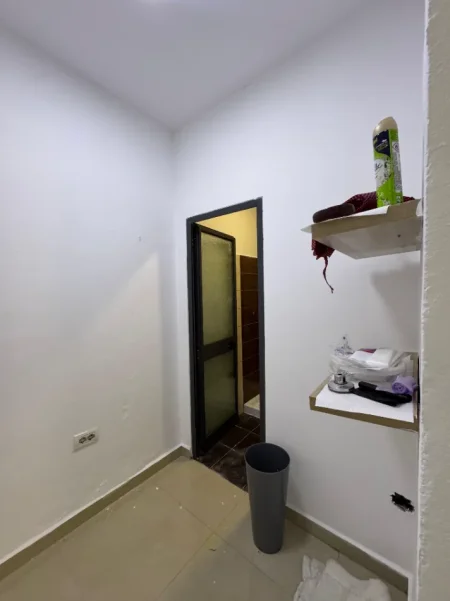 Tirane, jepet me qera ambjent biznesi Kati 0, 50 m² 500 € (GJYKATA E RRETHIT TIRANE)