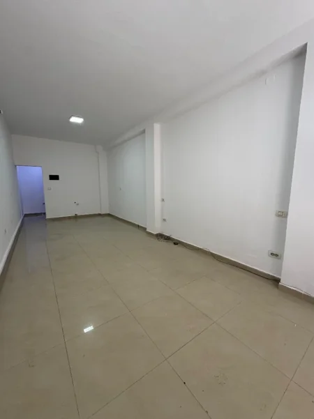 Tirane, jepet me qera ambjent biznesi Kati 0, 50 m² 500 € (GJYKATA E RRETHIT TIRANE)