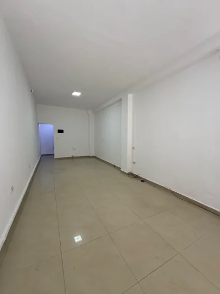 Tirane, jepet me qera ambjent biznesi Kati 0, 50 m² 500 € (GJYKATA E RRETHIT TIRANE)