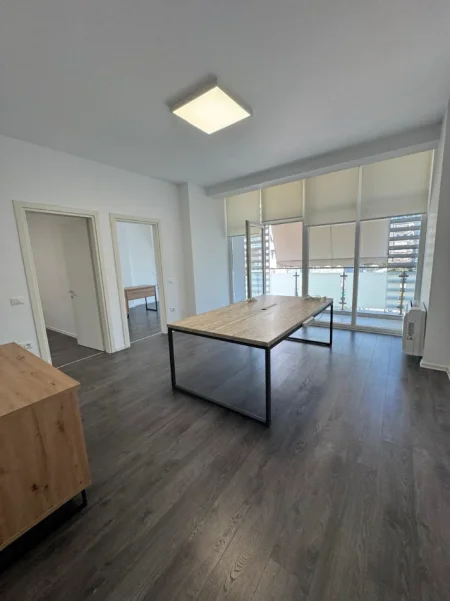 Tirane, jepet me qera zyre Kati 4, 130 m² 1.500 € (KIKA 3)