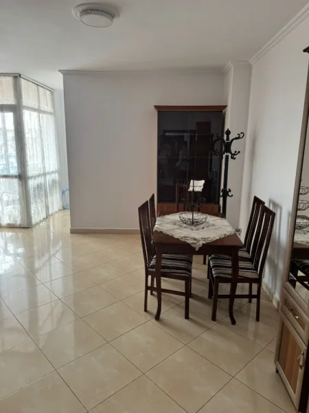 Tirane, jepet me qera apartament 2+1+Ballkon Kati 9, 111 m² 650 € (Rr. Barrikadave)