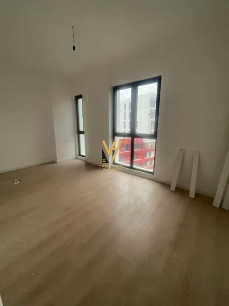 Tirane, jepet me qera zyre Kati 2, 130 m² 800 € (FARMACIA 10)