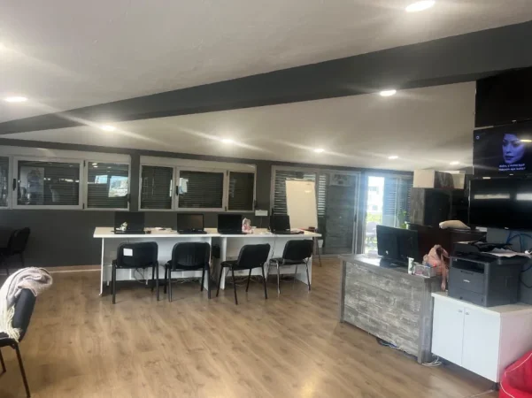 Tirane, jepet me qera ambjent biznesi Kati 8, 250 m² 2.500 € (rruga ali demi , ish tregu elektrik)
