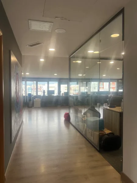 Tirane, jepet me qera zyre Kati 8, 250 m² 2.499 € (rruga ali demi , ish tregu elektrik)