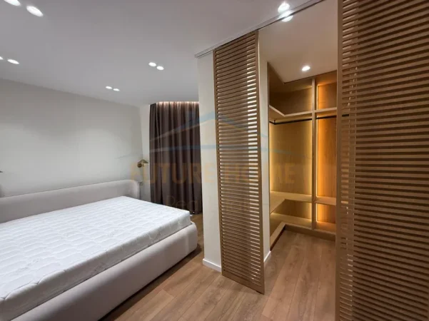 Tirane, jepet me qera apartament 2+1+Ballkon Kati 5, 90 m² 1.000 € (Golden Tower)