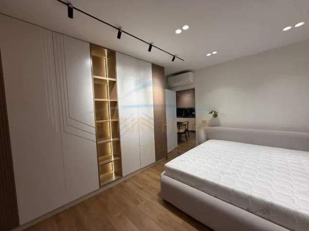 Tirane, jepet me qera apartament 2+1+Ballkon Kati 5, 90 m² 1.000 € (Golden Tower)