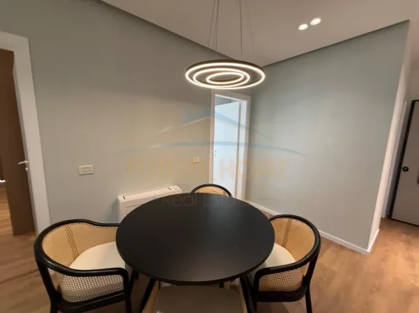 Tirane, jepet me qera apartament 2+1+Ballkon Kati 5, 90 m² 1.000 € (Golden Tower)