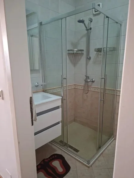 Tirane, jepet me qera apartament 2+1+Ballkon Kati 8, 145 m² 1.000 € (Bllok)